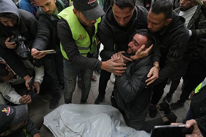 Un grupo llora a los periodistas palestinos Abd Shaat y Mohamed Qeshtaen tras un ataque israelí, en el Hospital Shifa de ciudad de Gaza, el 22 de enero de 2026