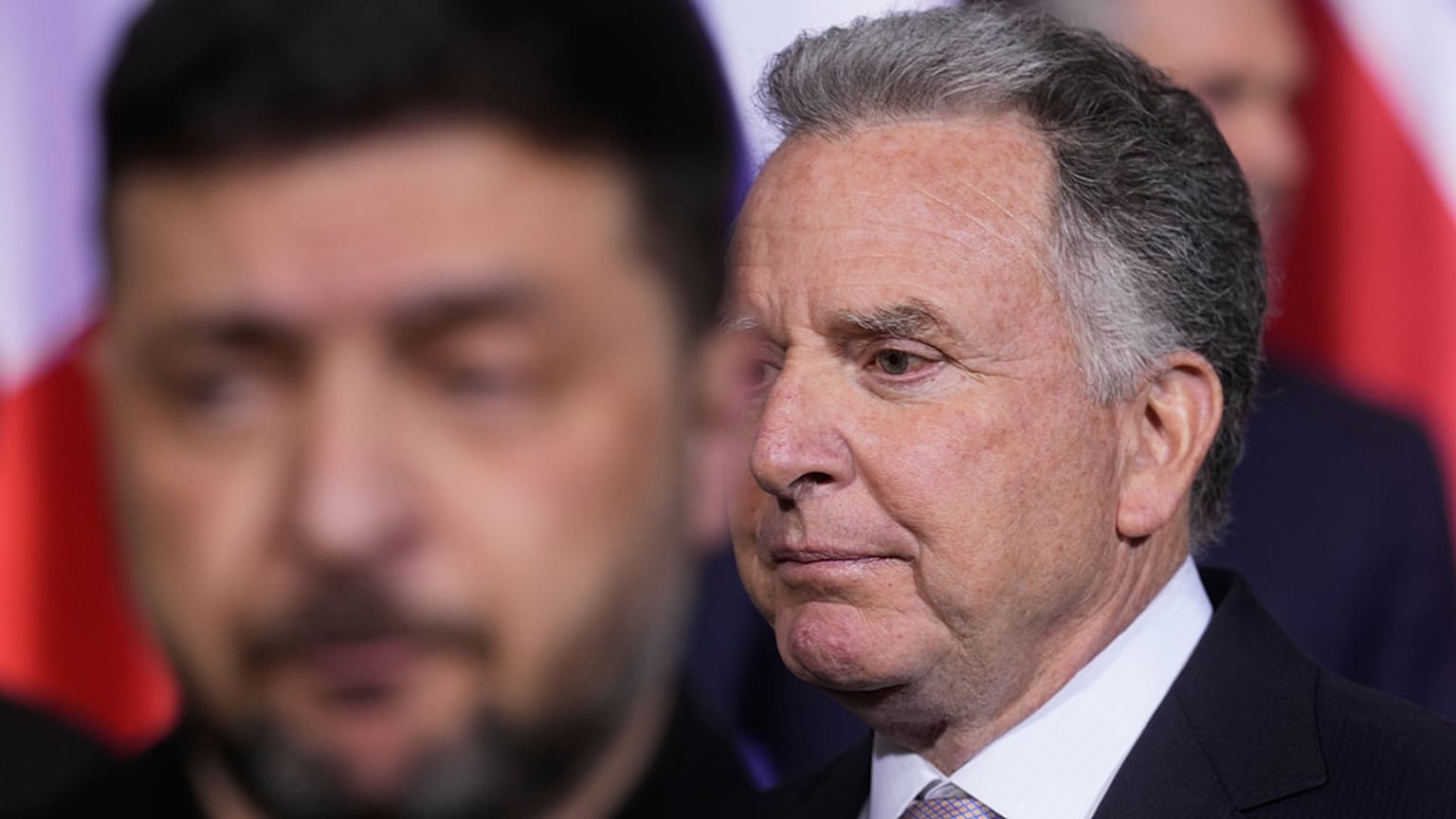  الرئيس الأوكراني فولوديمير زيلينسكي (يسار) والمبعوث الخاص للولايات المتحدة ستيف ويتكوف، يجتمعان في المستشارية ببرلين