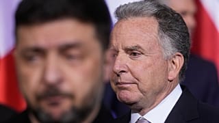  الرئيس الأوكراني فولوديمير زيلينسكي (يسار) والمبعوث الخاص للولايات المتحدة ستيف ويتكوف، يجتمعان في المستشارية ببرلين