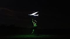 Ein ukrainischer Soldat der Safari-Einheit der Liut-Brigade startet eine Aufklärungsdrohne an der Frontlinie in der Region Donezk, 6. September 2025