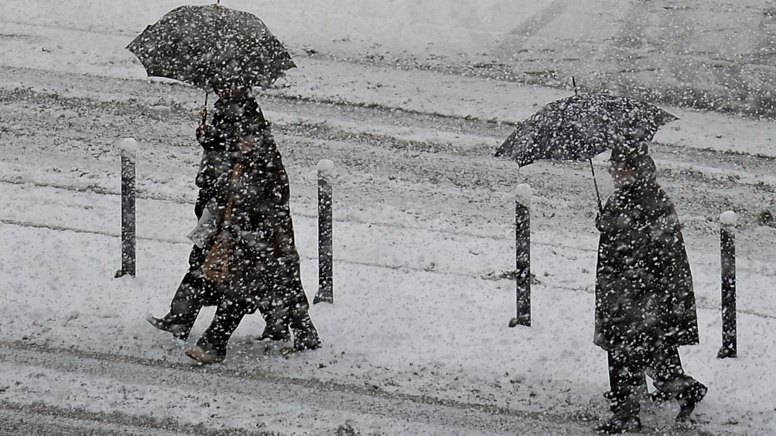 ARCHIVO: La gente camina sobre la nieve en Pamplona, ​​al norte de España, el 3 de diciembre de 2010.