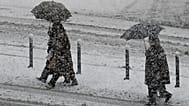 ARCHIVO: La gente camina sobre la nieve en Pamplona, ​​al norte de España, el 3 de diciembre de 2010.