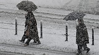 ARCHIVO: La gente camina sobre la nieve en Pamplona, ​​al norte de España, el 3 de diciembre de 2010.