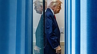 الرئيس دونالد ترامب يغادر بعد حديثه مع الصحفيين في غرفة الإيجازات الصحفية جيمس برادي بالبيت الأبيض، يوم الثلاثاء 20 يناير 2026، في واشنطن. (صورة أسوشيتد برس / أليكس براندون)