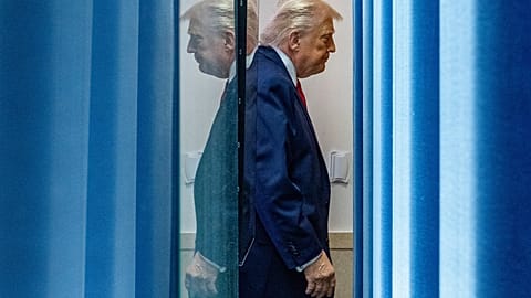 الرئيس دونالد ترامب يغادر بعد حديثه مع الصحفيين في غرفة الإيجازات الصحفية جيمس برادي بالبيت الأبيض، يوم الثلاثاء 20 يناير 2026، في واشنطن. (صورة أسوشيتد برس / أليكس براندون)