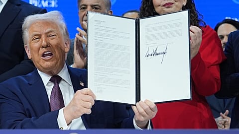 الرئيس دونالد ترامب يرفع ميثاق مجلس السلام الموقع خلال الاجتماع السنوي للمنتدى الاقتصادي العالمي في دافوس، سويسرا، يوم الخميس 22 يناير 2026. (صورة من وكالة أسوشيتد برس/إيفان ف