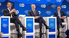 Ο Γενικός Γραμματέας του ΝΑΤΟ, Μαρκ Ρούτε, με τους Ευρωπαίους συμμάχους στο Νταβός