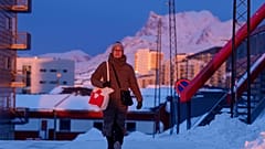 Uma mulher caminha numa rua ao pôr do sol em Nuuk, Gronelândia, na quarta-feira, 21 de janeiro de 2026. 