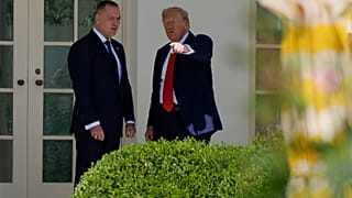 Президент США Дональд Трамп (справа) указывает на Розовый сад во время беседы с Каролем Навроцки (слева) у Овального кабинета Белого дома, 3 сентября 2025 года.