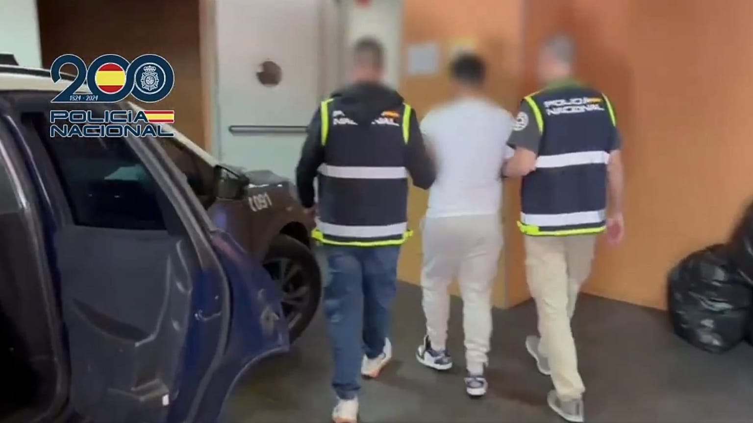 Agentes de la Policía Nacional escoltan a uno de los cuatro detenidos por el secuestro de un ciudadano noruego en Alicante.