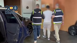 Agentes de la Policía Nacional escoltan a uno de los cuatro detenidos por el secuestro de un ciudadano noruego en Alicante.
