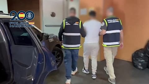 Beamte der Nationalen Polizei eskortieren eine der vier Personen, die wegen der Entführung eines norwegischen Staatsbürgers in Alicante festgenommen wurden.