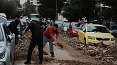 Εθελοντές και συνεργεία του Δήμου Γλυφάδας προσπαθούν να αποκαταστήσουν τις ζημιές