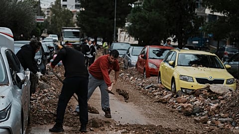 Os voluntários e as equipas do município de Glyfada estão a tentar reparar os danos