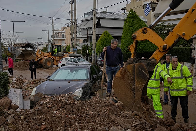 Συνεργεία του δήμου Γλυφάδας και εθελοντές εργάζονταν για την αποκατάσταση των ζημιών