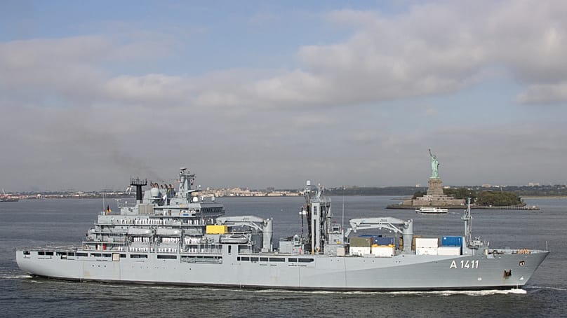 Der Einsatzgruppenversorger "Berlin" vor der Freiheitsstatue