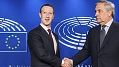 Archiv: Antonio Tajani, Ex-Präsident des Europaparlaments, rechts. Er begrüßt Facebook-Chef Mark Zuckerberg bei dessen Ankunft im EU-Parlament in Brüssel. 22. Mai 2018.