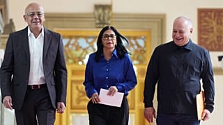 دلسی رودریگز، رئیس جمهوری موقت ونزوئلا (وسط) در کنار برادرش خورخه رودریگز، رئیس مجلس ملی (چپ) و دیوسدادو کابیو، وزیر کشور (راست) در ۱۴ ژانویه ۲۰۲۶ در کاراکاس، ونزوئلا 