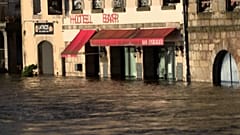 Ein Restaurant am Quai Surcouff steht halb unter Wasser.