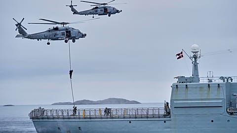 As forças militares dinamarquesas participam num exercício com centenas de tropas de vários membros europeus da NATO no Oceano Ártico, em Nuuk, na Gronelândia, a 15 de setembro de 2025. 