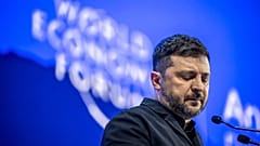 Der ukrainische Präsident Volodymyr Zelenskyy hält eine Pause während seiner Rede auf der Jahrestagung des Weltwirtschaftsforums in Davos, 22. Januar 2026