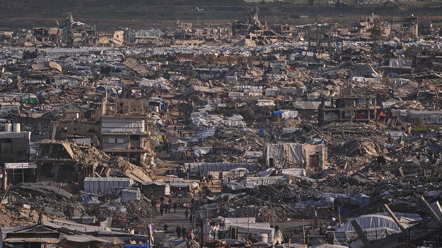 خيم مؤقتة تؤوي فلسطينيين مشردين تقف وسط المباني التي دمرتها العمليات الجوية والبرية الإسرائيلية في مدينة غزة يوم الخميس، 15 يناير 2026.