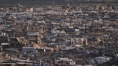 خيم مؤقتة تؤوي فلسطينيين مشردين تقف وسط المباني التي دمرتها العمليات الجوية والبرية الإسرائيلية في مدينة غزة يوم الخميس، 15 يناير 2026.
