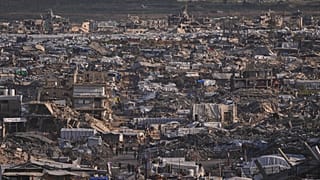 خيم مؤقتة تؤوي فلسطينيين مشردين تقف وسط المباني التي دمرتها العمليات الجوية والبرية الإسرائيلية في مدينة غزة يوم الخميس، 15 يناير 2026.