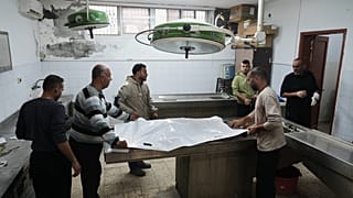 أشخاص حول جثة قتلت بنيران إسرائيلية بقطاع غزة 8 يناير 2026