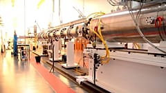 Luft, die sich mit einer Geschwindigkeit von mehreren Kilometern pro Sekunde bewegt, bildet aufgrund der Reibung in der Atmosphäre einen riesigen Lichtball