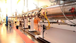 O ar que se desloca a velocidades de vários quilómetros por segundo, por causa do fenómeno da fricção da atmosfera, faz uma enorme bola de luz