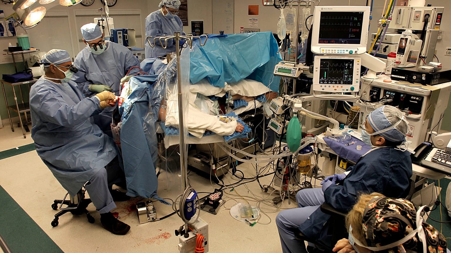 انضم الدكتور ميتشل بيرغر، برفقة رئيس الأطباء المقيمين لديه، أولين بلوخ، وفريقه الجراحي، لإجراء جراحة دماغية لاستئصال ورم من مريض، في المركز الطبي بجامعة كاليفورنيا في سان فران