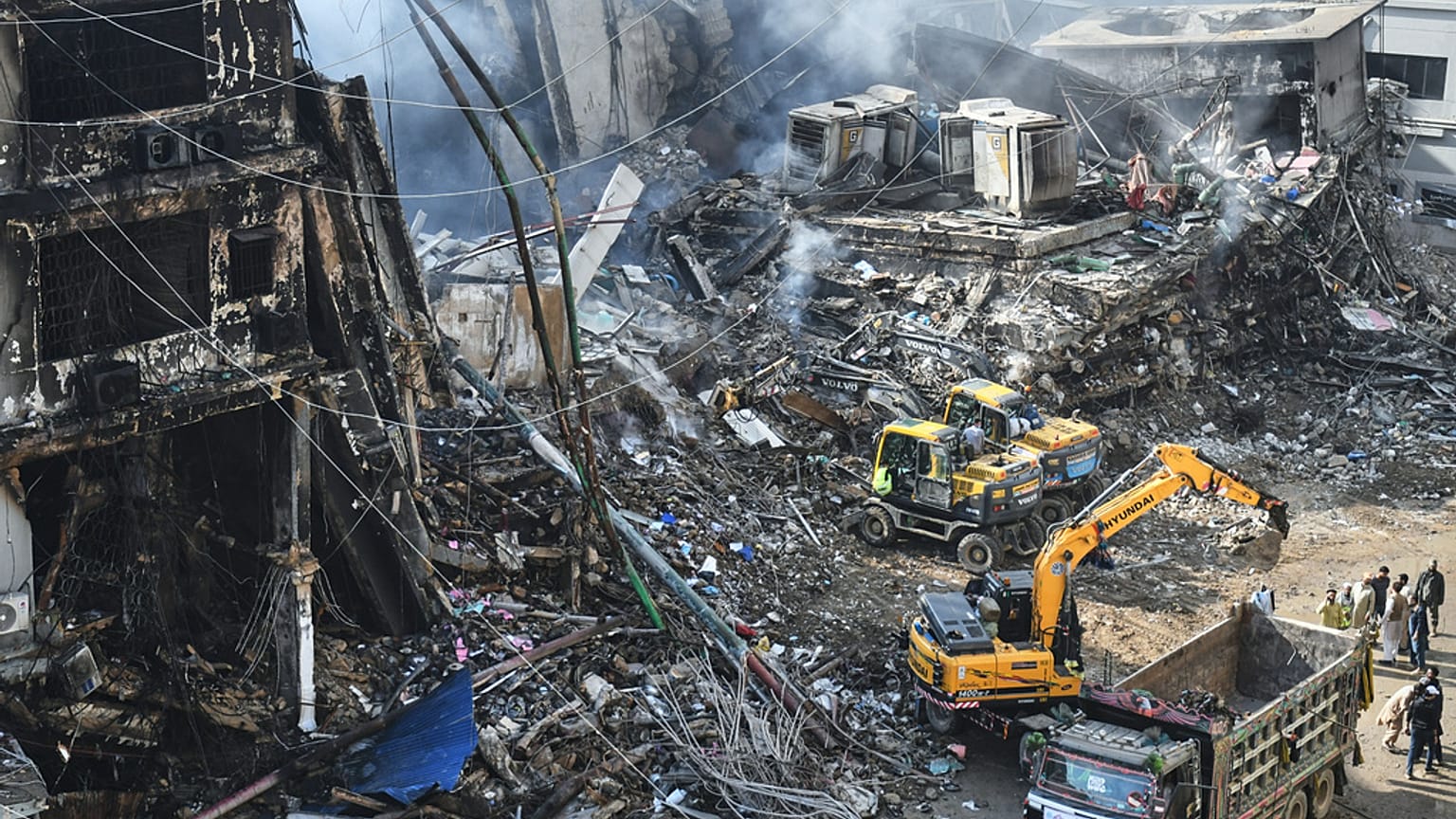 Karaçi'de ilk yardım ekipleri, yangın söndürme çalışmalarında.