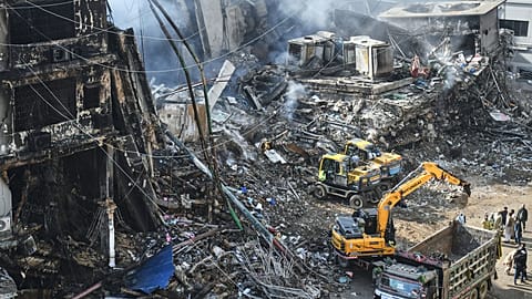 Karaçi'de ilk yardım ekipleri, yangın söndürme çalışmalarında.