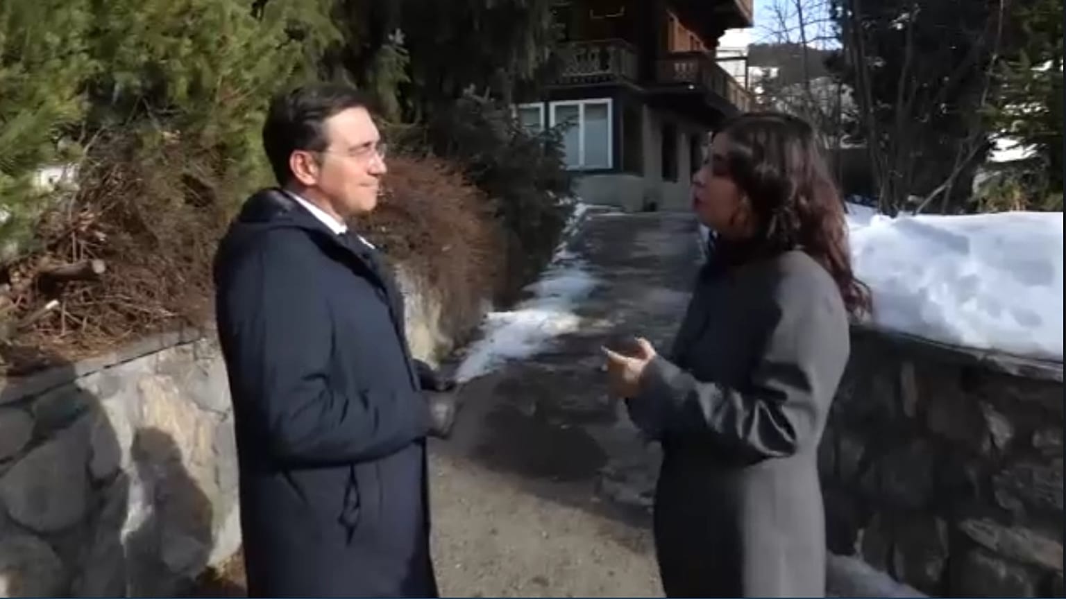 Spaniens Außenminister José Manuel Albares im Interview mit Maria Tadeo in Davos