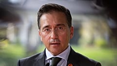 El ministro de Exteriores, José Manuel Albares, habla durante una rueda de prensa en Hangzhou, China, el miércoles 15 de octubre de 2025