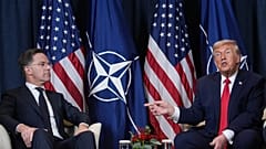 ABD Başkanı Trump (sağda), Davos'taki Dünya Ekonomik Forumu Yıllık Toplantısı sırasında NATO Genel Sekreteri Mark Rutte ile bir araya gedi.