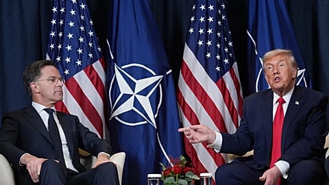 ABD Başkanı Trump (sağda), Davos'taki Dünya Ekonomik Forumu Yıllık Toplantısı sırasında NATO Genel Sekreteri Mark Rutte ile bir araya gedi.