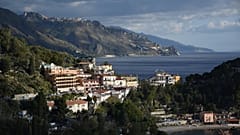 Archivbild: Blick auf Häuser an der Küste in Taormina, Sizilien, Italien.