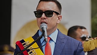 El presidente Daniel Noboa pronuncia un discurso durante la ceremonia de cambio de mando de las Fuerzas Armadas en Quito, Ecuador, el 26 de noviembre de 2025. 