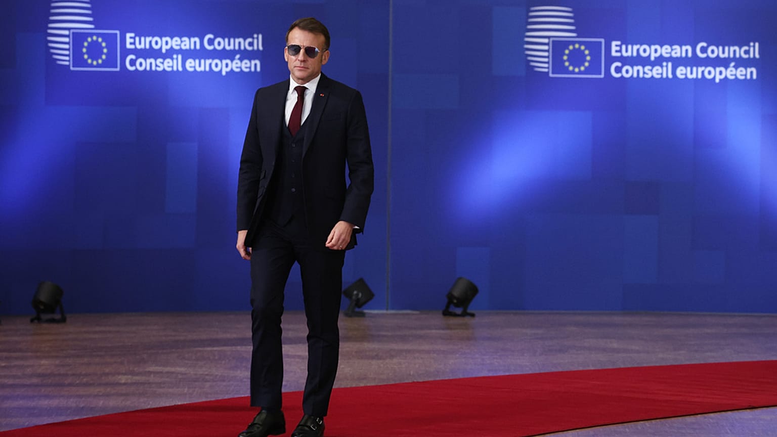 Il presidente francese Emmanuel Macron arriva al vertice Ue a Bruxelles, giovedì 22 gennaio 2026. (AP Photo/Omar Havana)