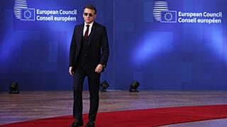 Il presidente francese Emmanuel Macron arriva al vertice Ue a Bruxelles, giovedì 22 gennaio 2026. (AP Photo/Omar Havana)