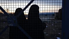 نساء يقفن داخل مخيم الهول في محافظة الحسكة شمال شرق سوريا ، سوريا ، الأربعاء ، يناير. 21 يناير 2026 ، بعد انسحاب قوات سوريا الديمقراطية.