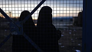 نساء يقفن داخل مخيم الهول في محافظة الحسكة شمال شرق سوريا ، سوريا ، الأربعاء ، يناير. 21 يناير 2026 ، بعد انسحاب قوات سوريا الديمقراطية.