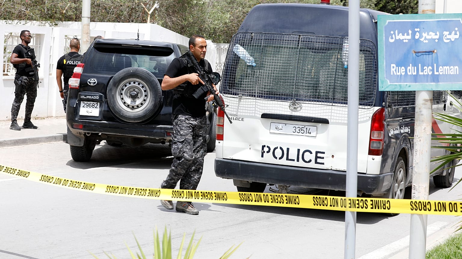 يقف ضباط الشرطة حراساً أمام سفارة البرازيل في تونس العاصمة، يوم الاثنين 19 يونيو/حزيران 2023. وأعلنت الحكومة التونسية أن أحد عناصر الأمن المكلفين بحراسة السفارة البرازيلية في 