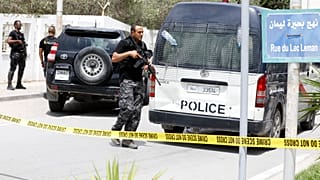 يقف ضباط الشرطة حراساً أمام سفارة البرازيل في تونس العاصمة، يوم الاثنين 19 يونيو/حزيران 2023. وأعلنت الحكومة التونسية أن أحد عناصر الأمن المكلفين بحراسة السفارة البرازيلية في 