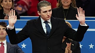 بارون ترامب يلوح في حفل تنصيب رئاسي داخلي في واشنطن, الإثنين, يناير. 20, 2025. 