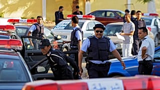 يستعد عناصر من شرطة الطوارئ الخاصة الليبية للقيام بدورية في مدينة بنغازي الليبية الخاضعة لسيطرة الثوار، يوم الثلاثاء 12 يوليو/تموز 2011. وقد أسس المجلس الوطني التابع للحكومة ا