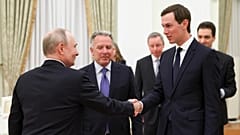 Der russische Präsident Wladimir Putin begrüßt die Abgesandten von US-Präsident Donald Trump, Steve Witkoff und Jared Kushner, im Senatspalast des Kremls, in Moskau, 22. Januar 2026. 