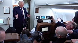 دونالد ترامپ در هواپیما هنگام بازگشت از اجلاس داووس